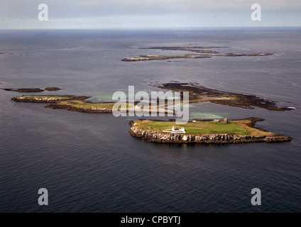 Historische Luftaufnahme des Farne Islands National Nature Reserve vor der Küste von Northumberland, aufgenommen im August 1986 Stockfoto