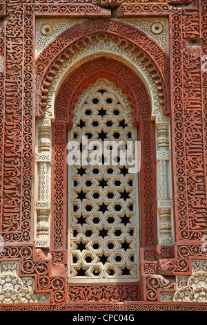 Geschnitzte Wände der Qutub Minar Komplex, Delhi, Indien Stockfoto