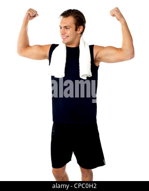 Young passen Kerl zeigt Bizeps. Handtuch um den Hals Stockfoto