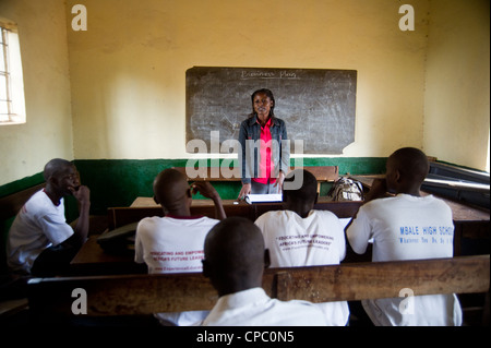 Studenten in einem Entrepreneurship Club hören wie ihr Mentor in Mbale High School in Mbale, Uganda lehrt. Stockfoto