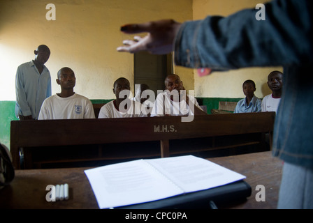 Student in einem Entrepreneurship Club hören, wie ihr Mentor lehrt eine Lektion in Mbale, Uganda. Stockfoto