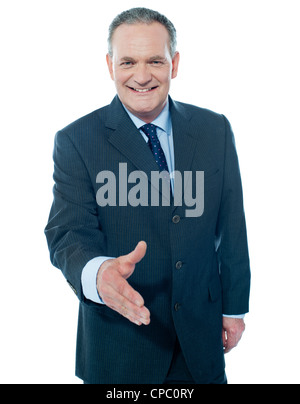 Geschäftsmann bietet Handshake Ihnen Studio gedreht Stockfoto