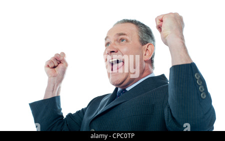 Älteren Geschäftsmann in einer Siegerpose. Isoliert auf weiß Stockfoto