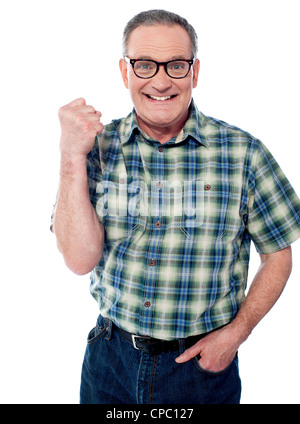 Aufgeregt ältere Männchen in lässig gekleidet. Isoliert auf weiß Stockfoto