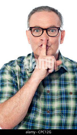 Bild der schönen alten Mann mit Finger auf seine Lippen abgeschnitten. Stille-Konzept Stockfoto
