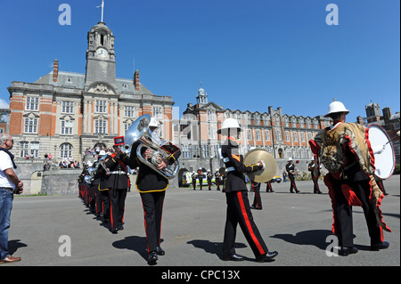 Band der Royal Marines bei Britannia Royal Naval College Dartmouth UK beim Festival der Dart Stockfoto