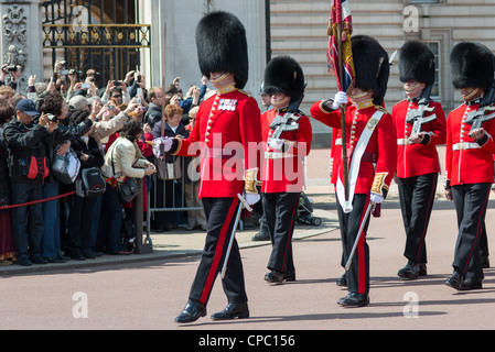 Wachablösung am Buckingham Palace. London. VEREINIGTES KÖNIGREICH. Stockfoto