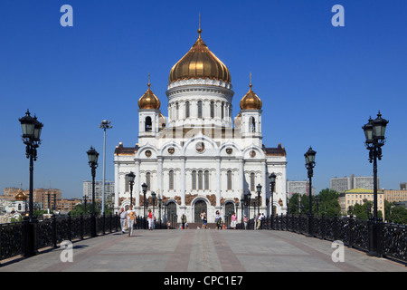 Der Patriarch Brücke führt zu der Kathedrale von Christus den Erlöser in Moskau, Russland Stockfoto