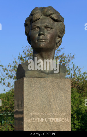 Statue des sowjetisch/russischen weiblichen Kosmonauten Valentina Vladimirovna Tereshkova (1937) im Kosmonauten Alley in Moskau, Russland Stockfoto