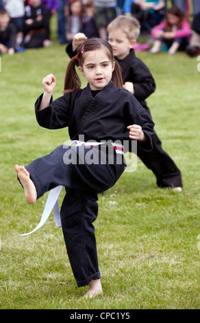 Ein junges Mädchen demonstriert die Kampfkunst Kuk Sool gewonnen, Newmarket Sportfest, Suffolk UK Stockfoto