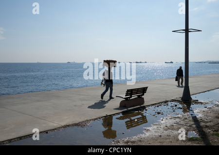 Türkische Mann mit Simit Sesam Brötchen auf dem Kopf, Istanbul, Türkei Stockfoto