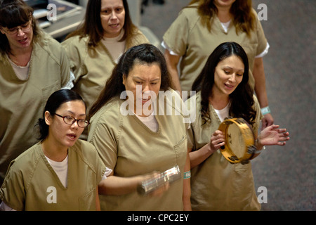 Ein Chor von weiblichen Insassen in Santa Ana, CA Stadtgefängnis singt bei Abschluss von einem Gefängnis-Bildungs-Programm. Stockfoto