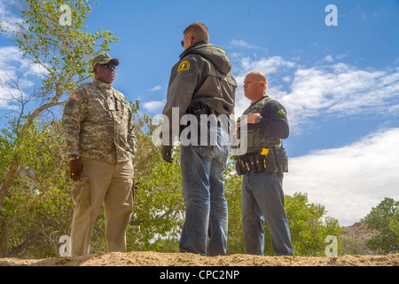 In karitativen Suche für Kriegsveteranen spricht eine uniformierte afroamerikanischer US Army Reservist mit lokalen Deputy Sheriffs. Stockfoto