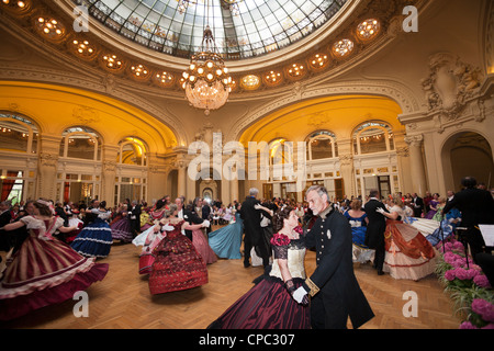 Der große Maskenball (Second Empire Zeitraum Kleid), anlässlich der Veranstaltung: "Vichy feiert Napoleon III" (Vichy). Stockfoto