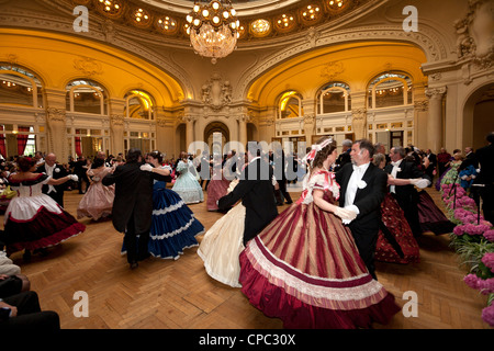 Der große Maskenball (Second Empire Zeitraum Kleid), anlässlich der Veranstaltung: "Vichy feiert Napoleon III" (Vichy). Stockfoto