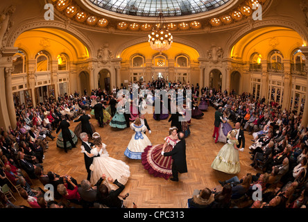 Der große Maskenball (Second Empire Zeitraum Kleid), anlässlich der Veranstaltung: "Vichy feiert Napoleon III" (Vichy). Stockfoto