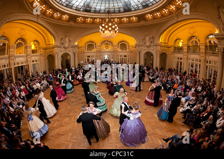 Der große Maskenball (Second Empire Zeitraum Kleid), anlässlich des Geschehens: "Vichy feiert Napoleon III". Stockfoto