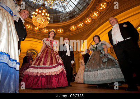 Der große Maskenball (Second Empire Zeitraum Kleid), anlässlich der Veranstaltung: "Vichy feiert Napoleon III" (Vichy). Stockfoto