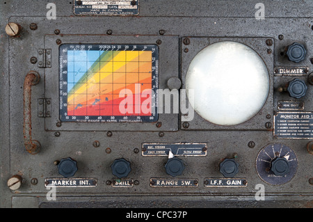 Nahaufnahme des Bedienfelds eines alten MK VI Militärradarsystems mit farbiger Karte und CRT-Display. Stockfoto