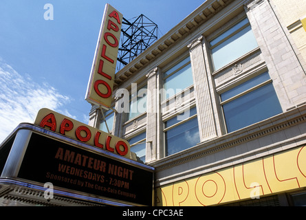 Festzelt im Außenbereich des Apollo-Theaters am Adam Clayton Powell Boulevard in Harlem, New York City, USA. Ein Wahrzeichen im National Register of Historic Places. Stockfoto