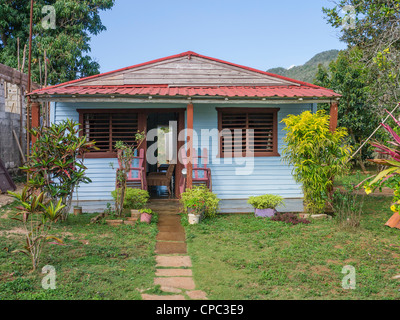 Die Front eines typischen kleinen ländlichen kubanischen Hauses als von der Straße in Viñales, Kuba betrachtet. Stockfoto