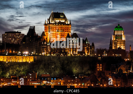 Chateau Frontenac und Old Quebec Skyline in der Abenddämmerung aus über den St. Lawrence River in Levis, Quebec, Kanada. Stockfoto