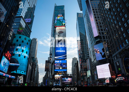 Times Square Wolkenkratzer und Lichter an der 42nd Street, NYC Stockfoto