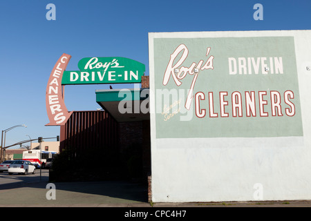 Ein Drive-in-Reinigungsmittel-Zeichen Stockfoto