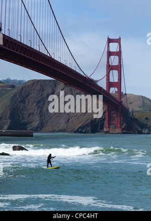 Paddle Board Surfer am Fort Point, San Francisco, Kalifornien, USA Stockfoto