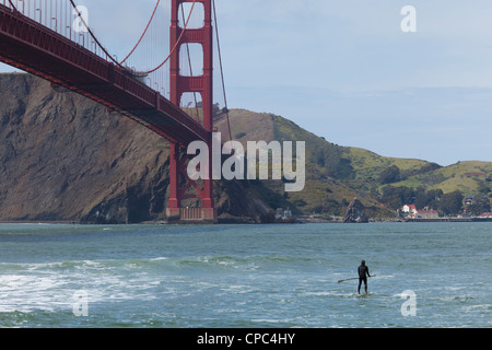 Paddel-Surfer am Fort Point, San Francisco Stockfoto