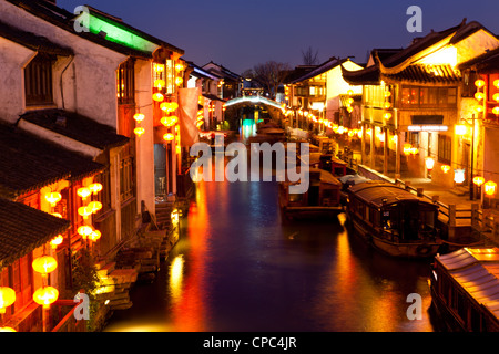 Stadt Ost Venedig bei Nacht - Suzhou, China. Stockfoto