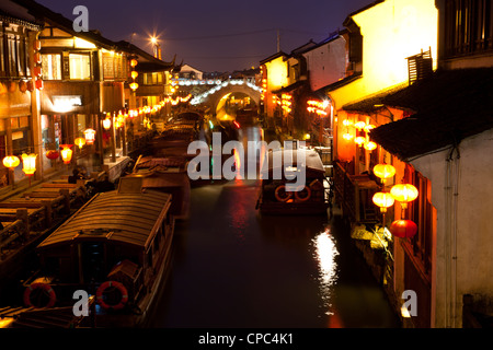 Stadt Ost Venedig bei Nacht - Suzhou, China. Stockfoto