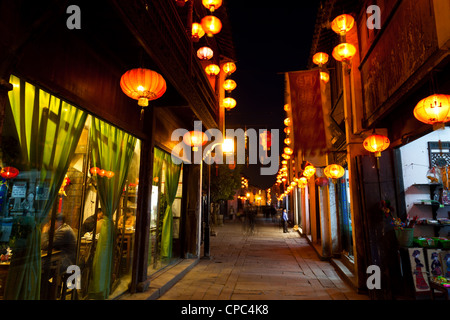 Touristen sind Fuß etwa Shan Tong Straße in der Nacht, Suzhou, China Stockfoto
