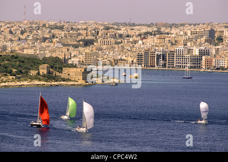 Sliema und Sliema Creek, Malta. Blick von St. Elmo Fort, Valletta. Manoel Island Links, Segeln Boote im Hafen. Stockfoto