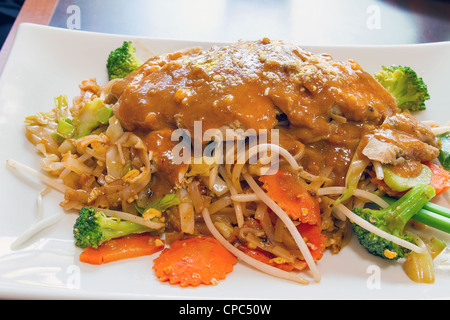 Pad Thai Nudeln mit Zitronengras gegrilltes Hähnchen und Erdnuss-Sauce Gericht Stockfoto