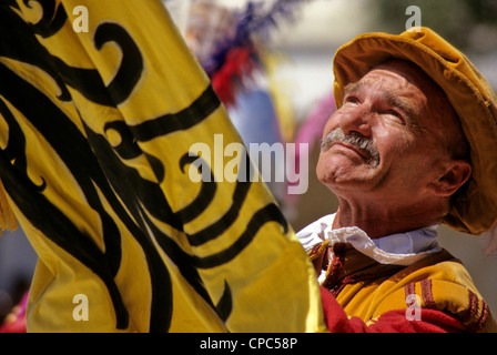 Valletta, Malta. Fahnenträger in historischen Kostümen In Guardia Pageant, Fort St. Elmo. Stockfoto