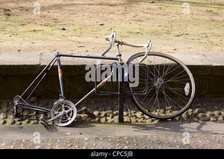 Demontierten Bike Metallschlaufe um Oxford Stadtzentrum buchen Stockfoto