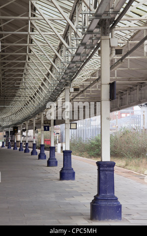 Gleis 1 des Bahnhofs Bolton, stützt eine gebogene Plattform mit Gusseisen auf den Stahl unterstützen die Kabinenhaube. Stockfoto