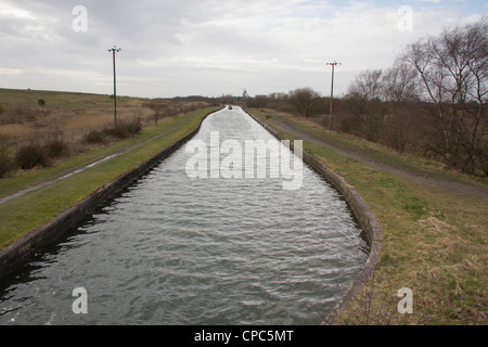 Ein Narrowboat Segeln in Richtung Manchester am Bridgewater Kanal zwischen Astley Green und Vikare Hall Brücke in der Nähe von Boothstown. Stockfoto