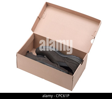 Paar braune Lederschuhe in einer Box. (Clipping-Pfad) Stockfoto