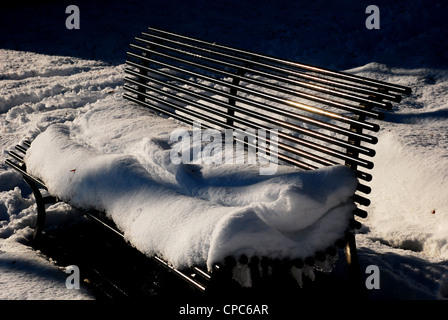 Bank mit Schnee bedeckt Stockfoto