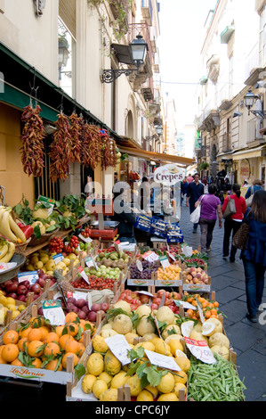 Sorrent-Kampanien Backstreet Seitenstraße Seite Seitenstraßen Straßen Gassen Italien italienische frisches Obst grüne Lebensmittelhändler Lebensmittelhändler fo Stockfoto