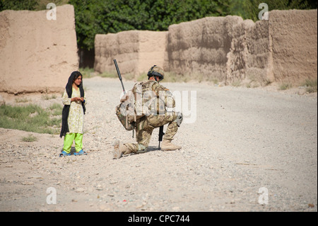 Junges Mädchen trifft britische Soldaten in Helmand Afghanistan Stockfoto