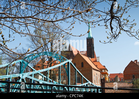 Tumski Brücke und Kirche des Heiligen Kreuzes auf Ostrow Tumski Island in Wroclaw/Breslau, Polen. Stockfoto