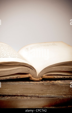 Stapeln von alten Buch, an der Spitze geöffnet Stockfoto