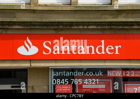 Nahaufnahme der Schilder von Santander außerhalb England Großbritannien Großbritannien Großbritannien Großbritannien Großbritannien Großbritannien Großbritannien Großbritannien Großbritannien Großbritannien Großbritannien Großbritannien Großbritannien Großbritannien Stockfoto