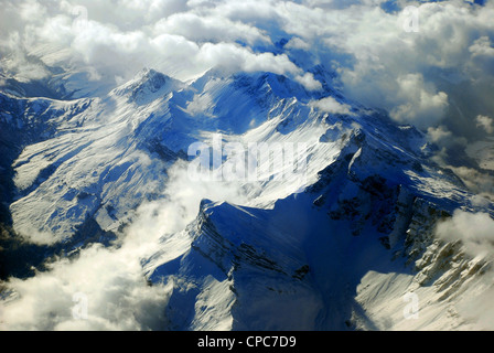 Luftaufnahme von den Alpen durch die Fenster eines Flugzeugs Stockfoto