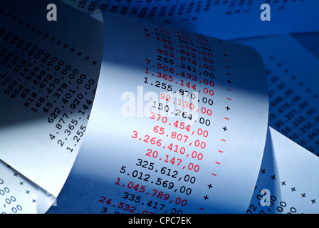 Schwarze und rote Zahlen auf einer Abrechnung. Stockfoto
