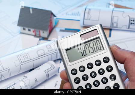 Berechnung der Baukosten für ein Einfamilienhaus. Stockfoto