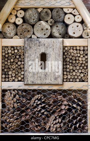 Ein Bug Haus für Nützlinge in den Garten zu fördern. Stockfoto